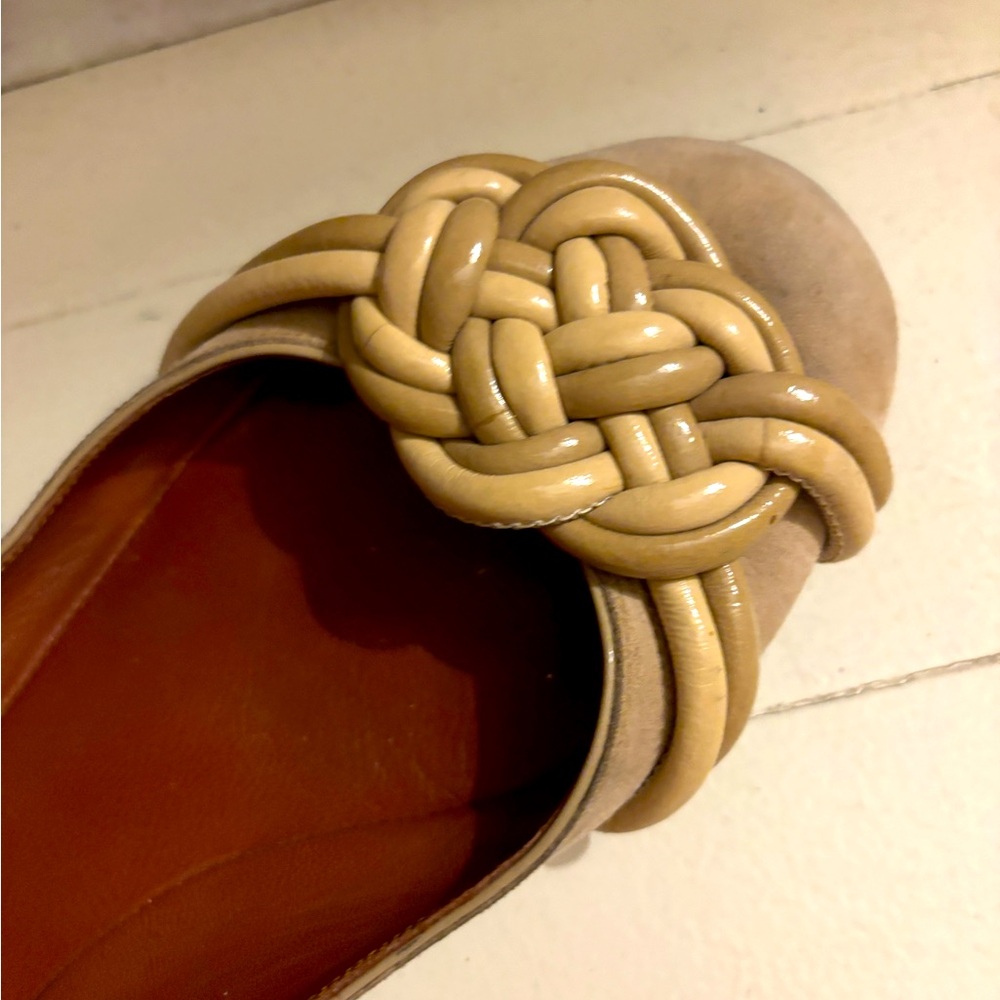 Marc Jacobs Collection flat with patent leather knotted accent